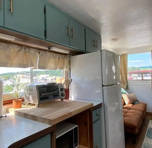 Unique And Serene Sunset Houseboat For 4